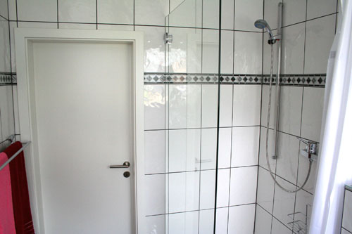 Badezimmer mit Blick zur Diele