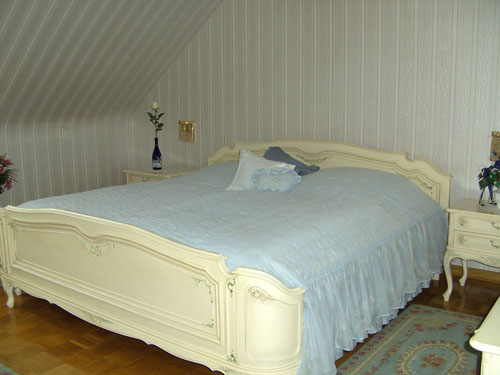 Blick ins Schlafzimmer aus der Diele heraus