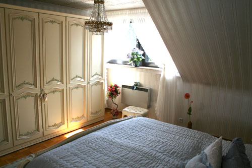 Schlafzimmer mit Blick vom Bett zum Schrank